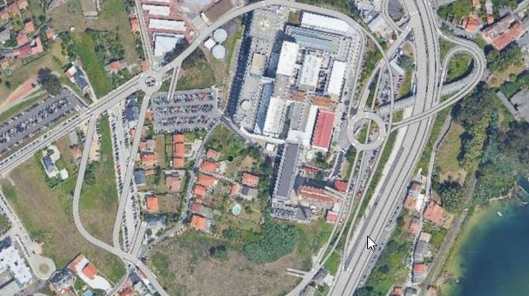 Novo Chuac. Vista aérea del anillo perimetral y los nuevos accesos del futuro hospital sobre la imagen del actual recinto sanitario.