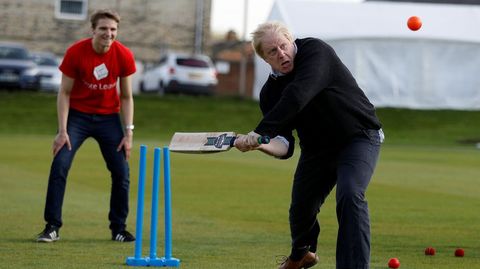 El excaldalde de Londres, Borish Johnson, uno de los grandes partidarios de la salida del Reino Unido de la Unin Europea, disfrutando de una partida de cricket en un evento organizado por Vote League, favorable al brexit.