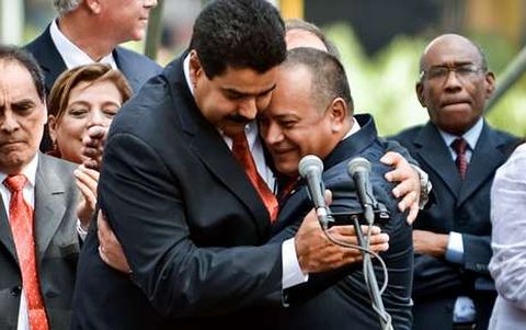 Maduro y Cabello se abrazan despus de decir que Chvez seguir al frente del Venezuela.