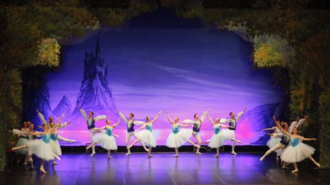 El Ballet de Kiev interpreta «El lago de los cisnes»