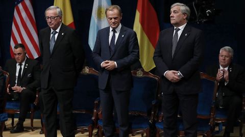 El presidente del Parlamento Europeo, Antonio Tajani (d), el presidente de la Comisin Europea (CE), Jean-Claude Juncker (i), y el presidente del Consejo Europeo, Donald Tusk (c), durante la ceremonia de entrega de los Premios Princesa de Asturias 2017