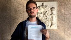 Rodrigo Rodrguez, con la demanda contra Ryanair, en los juzgados de Vigo