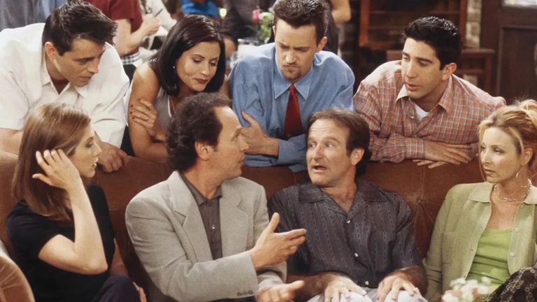 Fotograma de la serie en el que aparecen los 6 actores principales, entre ellos Matthew Perry (arriba, tercero por la izquierda) fallecido en 2023. Sentado en el sofá, Robin Williams (abajo, segundo por la derecha), quien protagonizó un sonado cameo y murió en 2014