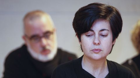 Rosario Porto, delante de su exmarido, Alfonso Basterra, durante el juicio por el crimen de Asunta