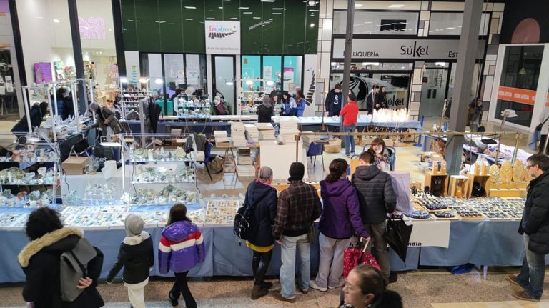 Expositores procedentes de España, Portugal y Marruecos, en la Feria de Minerales y Fósiles del centro comercial A Barca