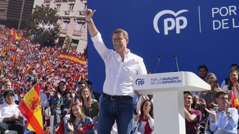 Alberto Núñez Feijoo en la plaza de Felipe II durante el evento convocado por el PP en defensa de la igualdad de los españoles.