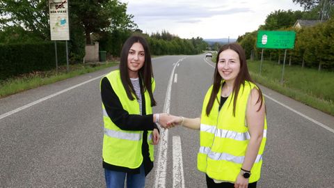 Nicole Grueira, candidata del PP en Pol, y Alba Sinde, del PSOE de Castro de Rei, ambas de 21 años, en el límite entre ambos municipios