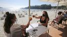 Dos clientas brindan por el verano en la terraza del chiringuito Argentina de Cabanas