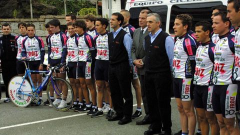 Magín Froiz durante la presentación del equipo ciclista en el año 2001