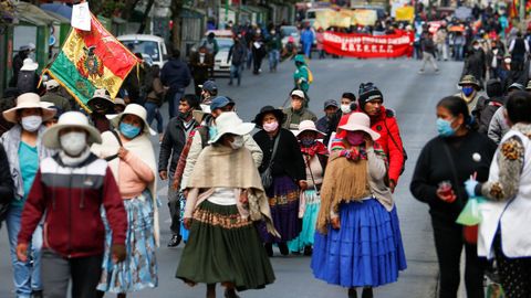 Gente participa en una manifestacin de protesta convocada por los sindicatos de trabajadores bolivianos, en medio del brote de la enfermedad por coronavirus, en La Paz, Bolivia