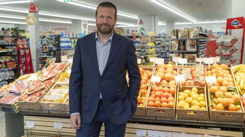 Artur Yuste, director general de Cuevas, en uno de los supermercados del grupo en la ciudad de Ourense
