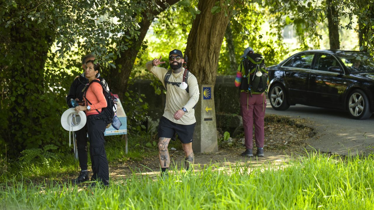 Ruta de las cascadas de Quiroga.Peregrinos en el Camino Portugus a su paso por la parroquia de Tomeza, en Pontevedra