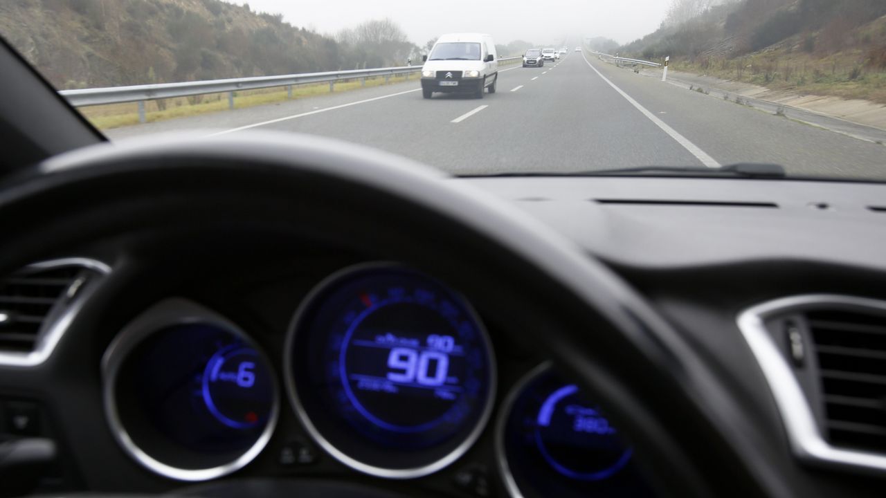 El �lbum del d�a.La avenida de Madrid de Lugo llena de nieble ayer hasta las primeras de la tarde
