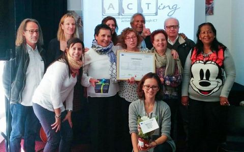 Las premiadas, en el centro, con más participantes, ayer en Ginebra.