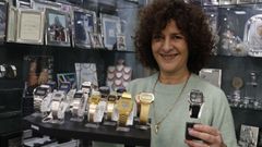 Malena Vila en su joyera con relojes de la marca Casio