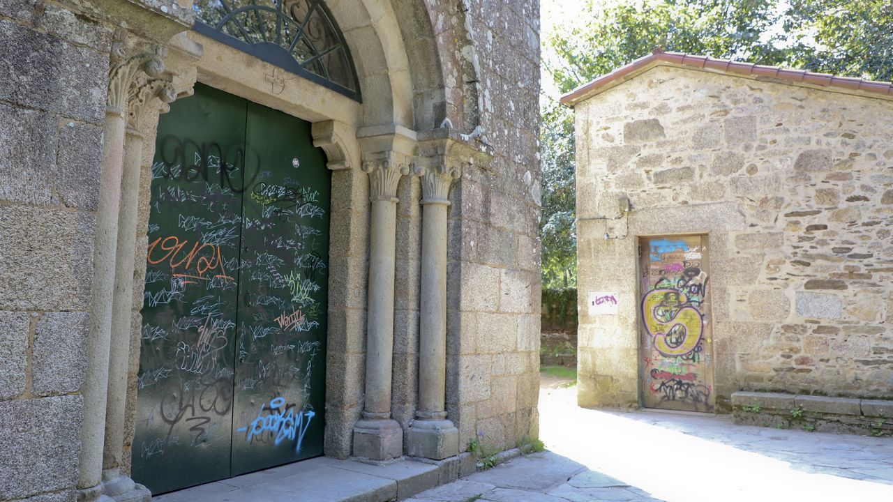 Los técnicos volverán a restaurar la puerta de la iglesia