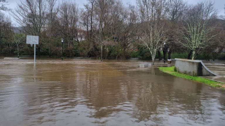 El río Miñor se desborda en Gondomar por el temporal