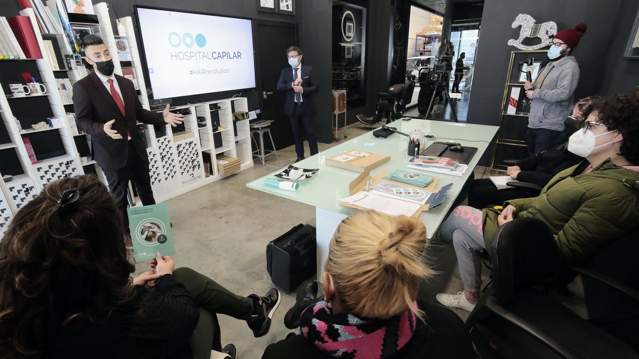 Gerardo se qued� en la calle en el estado de alarma y desde que rescat� a Lisa, una perra que encontr� atada y moribunda, no volvi� a dormir bajo techo porque los albergues no aceptan a los animales de compa��a..Alfonso L�pez y Daniel Silva presentan en Eduardo Souto el m�todo de Hospital Capilar