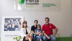 La directora del Plena Inclusin Asturias, Casilda Sabn, con Carlos Carlos Borreguero, Mara Jos Gonzlez y su hijo Ekaitz