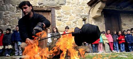 Demostraci�n de alfarer�a en el Centro Oleiro de Gundiv�s, uno de los que se pueden visitar. 