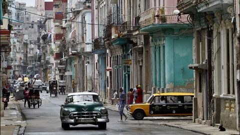 Vista del trfico hoy, jueves 30 de agosto de 2018, en una calle del centro de La Habana (Cuba).