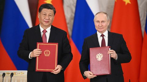 Xi Jinping y Vladimir Putin en la firma de acuerdos conjuntos de este martes en Moscú.