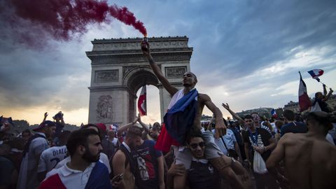 Aficionados franceses celebran el titulo de campen del Mundo de ftbol