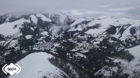 Vista area de Narn, en Cangas del Narcea, bajo la nieve
