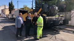 Fotografía de archivo del alcalde y el concejal de Servizos en unas obras de asfaltado financiadas por el Ayuntamiento en Monforte