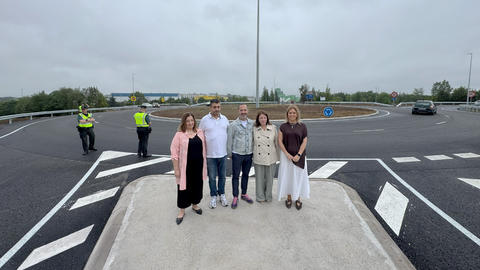 El alcalde de Siero, �ngel Garc�a, y la delegada del Gobierno en Asturias, Adriana Lastra, en la nueva glorieta de acceso a Parque Principado