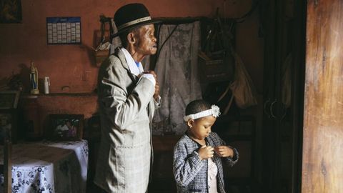 Dada Paul y su nieta Odliatemix se preparan para ir a la iglesia en Madagascar. l sufre demencia desde hace 11 aos y es su hija Fara quien lo cuida. La imagenforma parte de un proyecto a largo plazo de Lee-Ann Olwage sobre la demencia y ha recibido el premio World Press Photo a reportaje grfico del ao