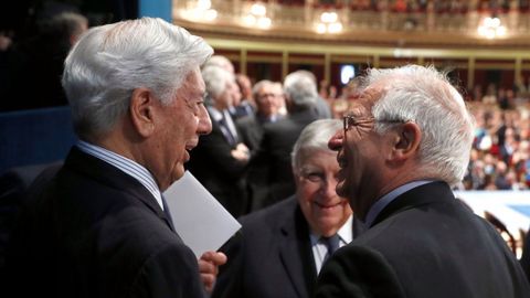  El ministro de Asuntos Exteriores, Josep Borrell y el premio Nobel de Literatura Mario Vargas Llosa asisten a la ceremonia de entrega de la 38 edicin de los Premios Princesa de Asturias, hoy en el Teatro Campoamor de Oviedo.