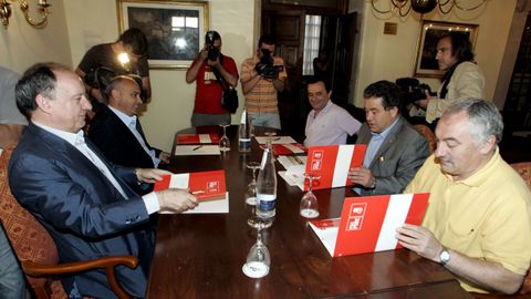 Negociación del pacto de gobierno entre BNG y PSOE en Pontevedra en el año 2011

