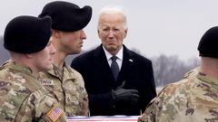 Joe Biden, ante el féretro de uno de los soldados muertos en Jordania, el viernes en Dover