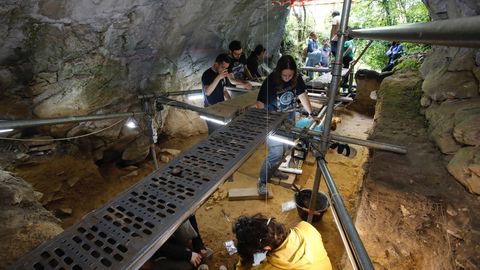 Un aspecto de la anterior campaña de excavaciones en Cova Eirós, en el verano del 2019