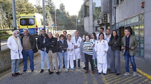 Un grupo de mdicos de urgencias hospitalarias, este lunes, durante la concentracin en la entrada del servicio en Montecelo, en Pontevedra