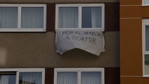 Vecinos del barrio del Orzán cuelgan pancartas para visibilizar el problema del ruido nocturno