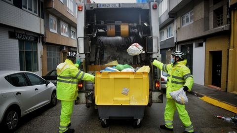 Poco a poco la basura empieza a desaparecer de algunas calles, pero todava quedan toneladas por recoger en toda la ciudad