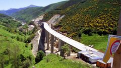 Imagen de la construccin del viaducto de O Castro tomada en el ao 2000