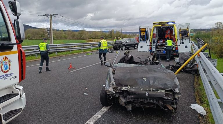 Los bomberos tuvieron que levantar el techo de uno de los coches para rescatar a la persona herida