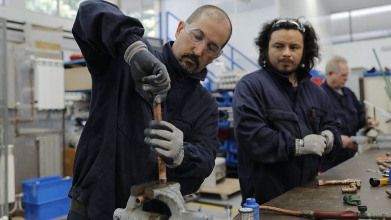 El déficit de 25.000 fontaneros pone en riesgo la renovación y construcción de viviendas