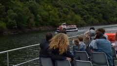Viajeros en uno de los barcos turísticos de la Diputación de Lugo en la Ribeira Sacra