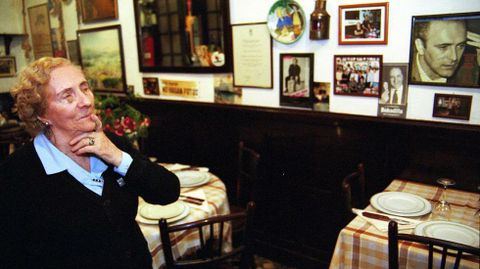Maruja Neira, propietaria del restaurante Asesino, fotografiada en el local en el ao 2000