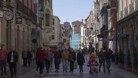 leon.La Calle Ancha es una vía peatonal que atraviesa el casco antiguo, desde la plaza de Santo Domingo hasta la plaza de la Regla, donde está la catedral. Era la vía comercial por excelencia de León