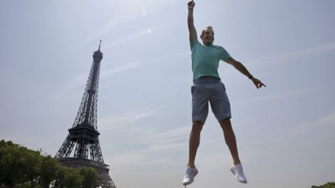 El hombre que ostenta el rcord mundial de salto de prtiga, el francs Renaud Lavillenie, junto a la torre Eiffel.