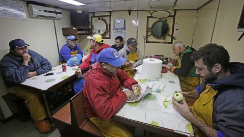 Los marineros pasando el rato en el interior del barco