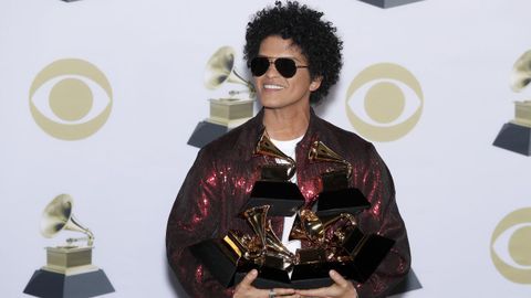 Bruno Mars hizo esa magia de 24 quilates que da nombre a su ltimo lbum y arras en el regreso de los Grammy a Nueva York, donde levant los seis gramfonos a los que aspiraba