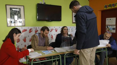 Imagen de una mesa electoral situada en el CEIP Rosala de Castro.
