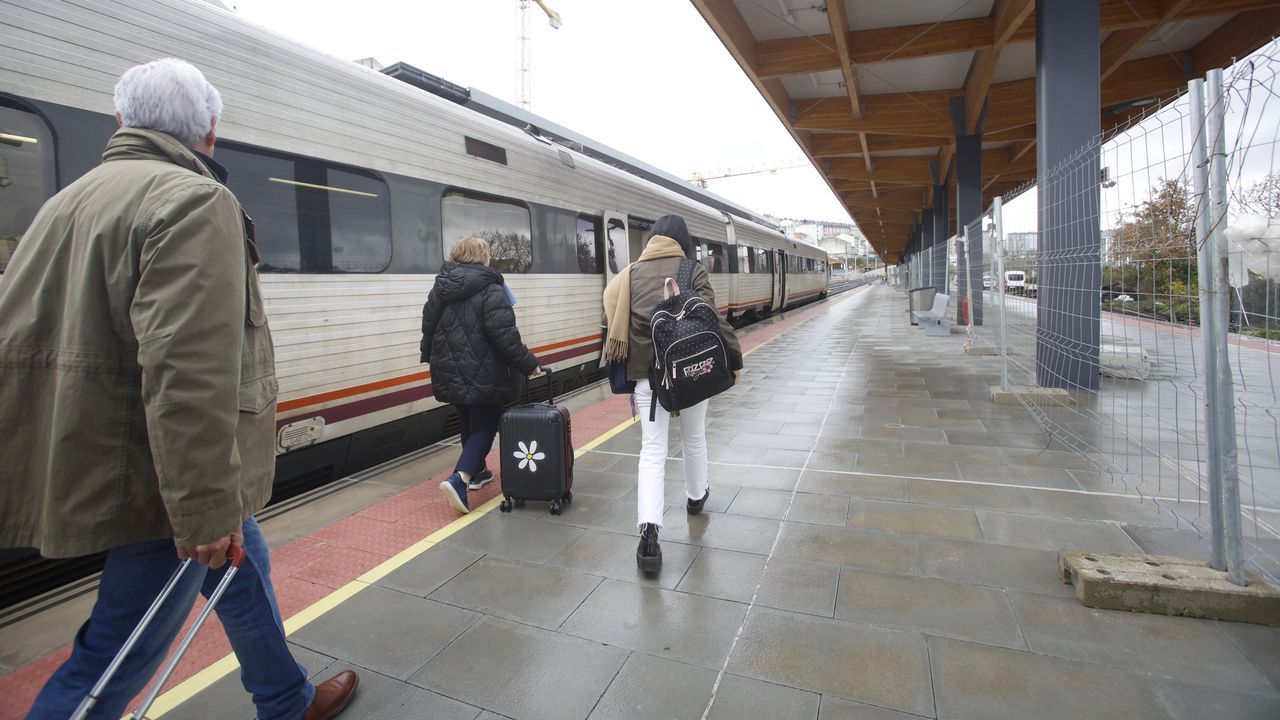 Unos viajeros de Lugo subindose este martes al media distancia de las 14.41 con destino de Ourense y luego enlazar con el AVE a Madrid