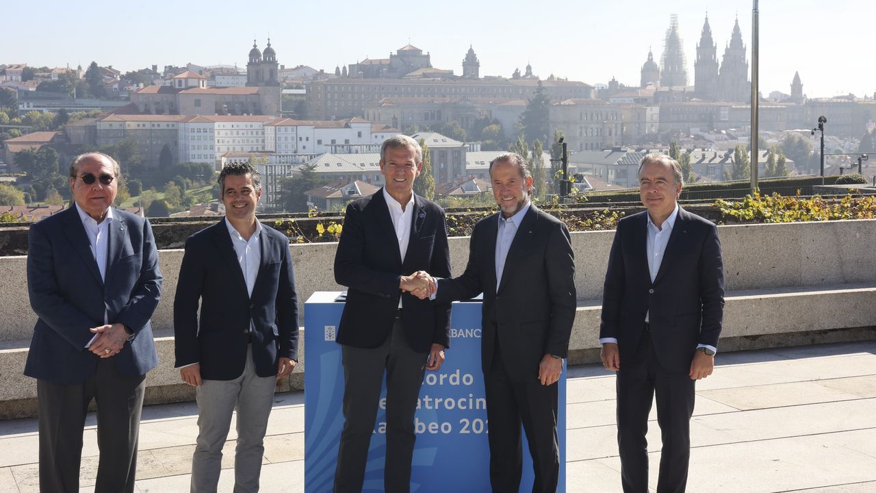 Columpio y mirador de Punta Castro, en el litoral de Ribeira.Alfonso Rueda y Juan Carlos Escotet rubrican el acuerdo en Monte P�o, acompa�ados por Miguel �ngel Escotet, Marcos G�mez y Francisco Botas